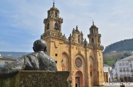 Alvaro Cunqueiro observando la Catedral de Mondoñedo
