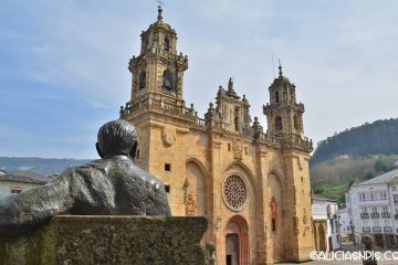 Alvaro Cunqueiro observando la Catedral de Mondoñedo