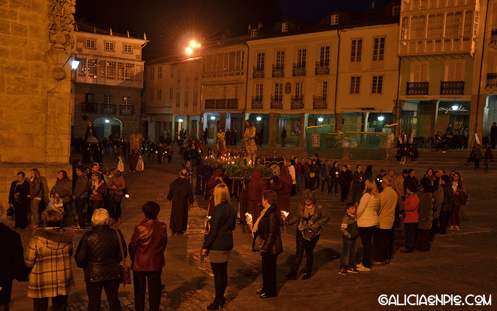 Procesión do Prendemento en la Plaza de la Catedral. Mondoñedo.