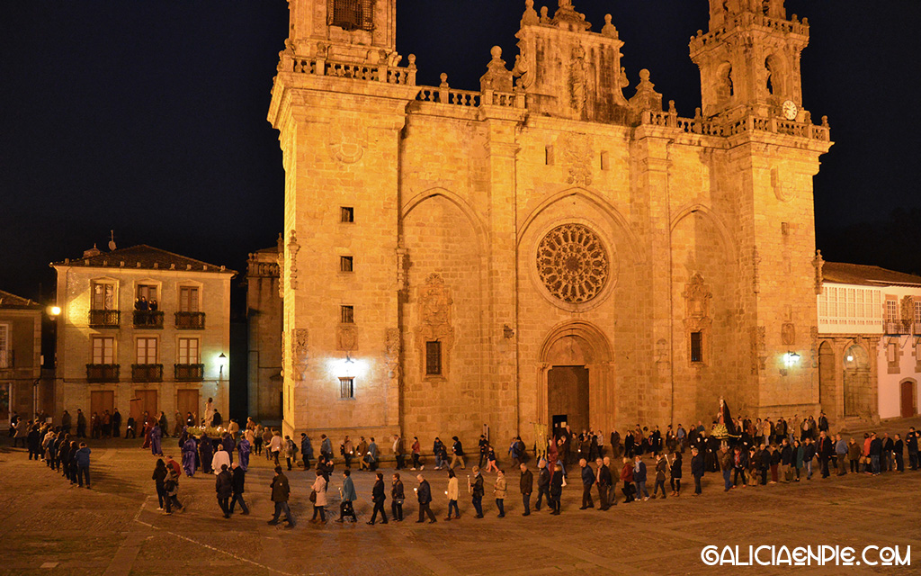 Procesión do Prendemento en la Plaza de la Catedral. Mondoñedo.